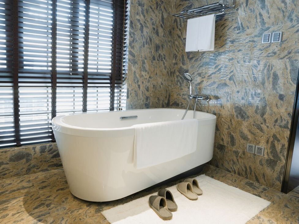 Standalone tub with detachable shower head